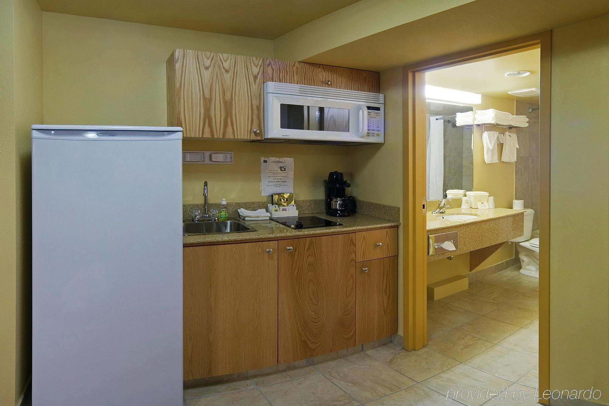 Grande Cache Inn & Suites Habitación foto